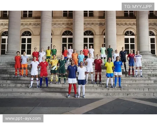 丹麦队红白战袍亮相，新赛季展现不凡气质